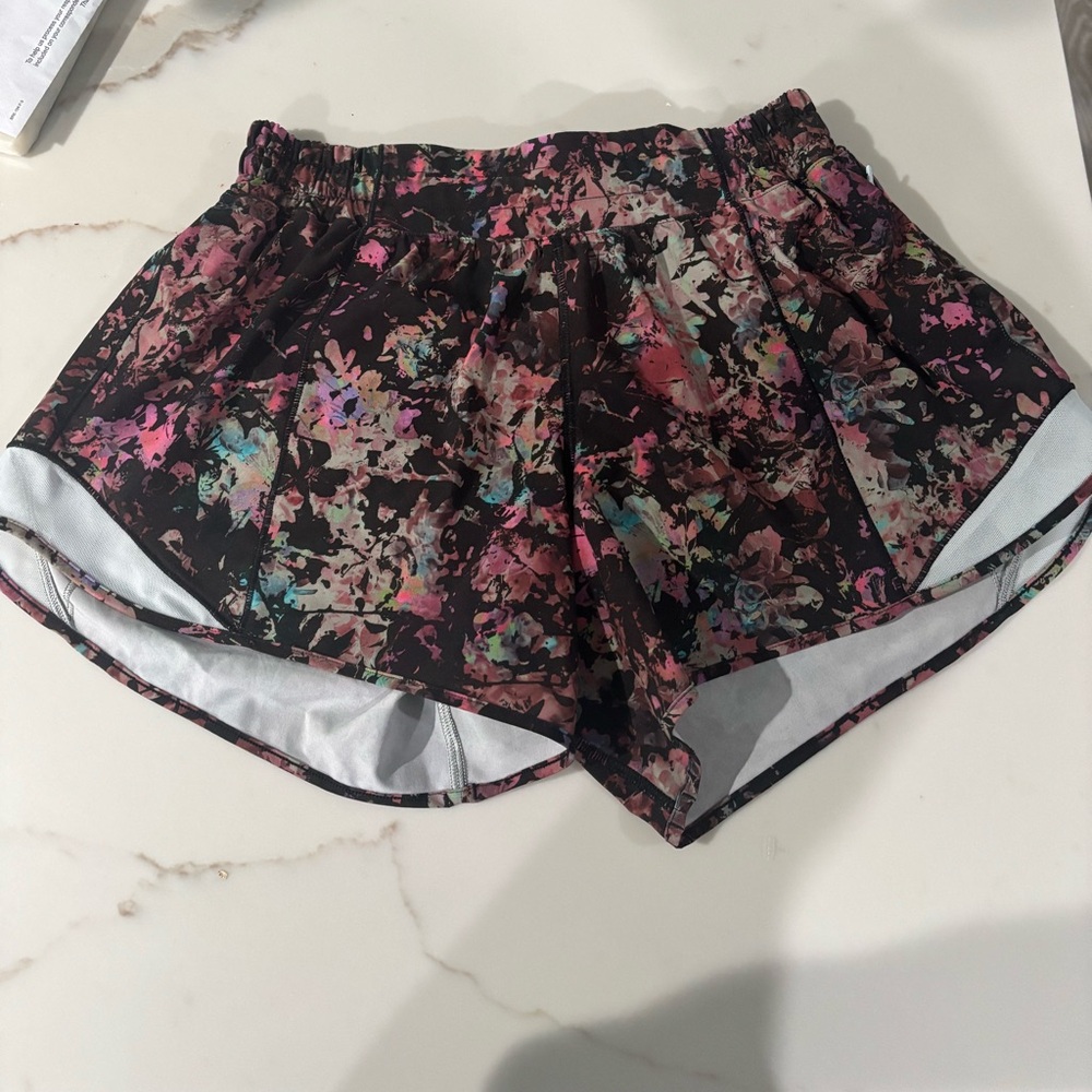 Lululemon Stencil Blossom Red Multi Hotty Hot Low-Rise Lined Short 4"